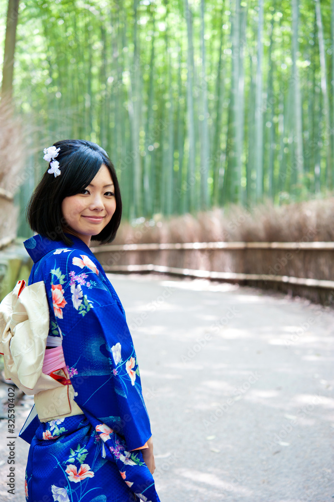 日本和服女人四处闲逛