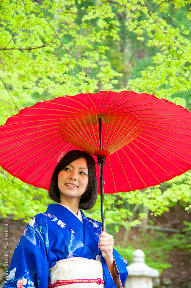 带红色雨伞的日本和服女人