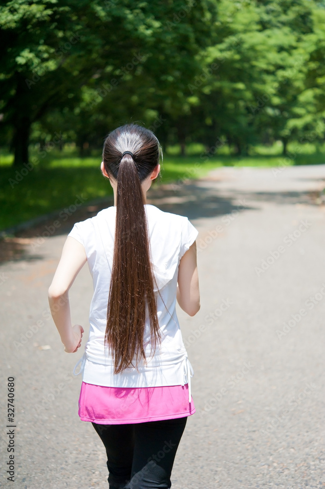 在公园慢跑的亚洲美女