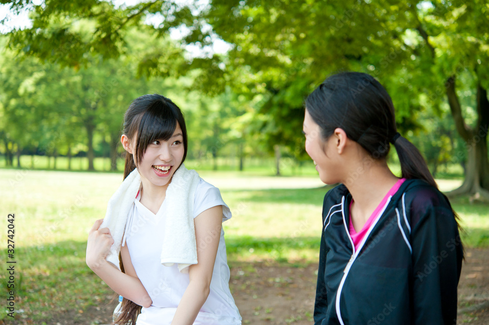 亚洲美女在公园放松