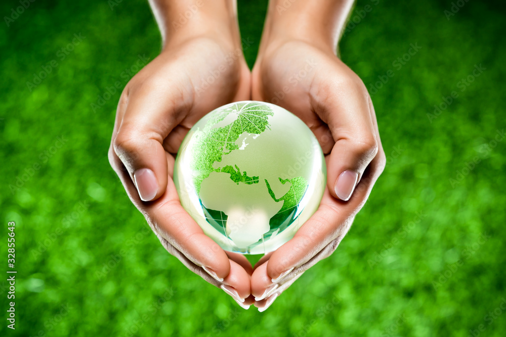 planète terre mains écologie / green earth globe in hands