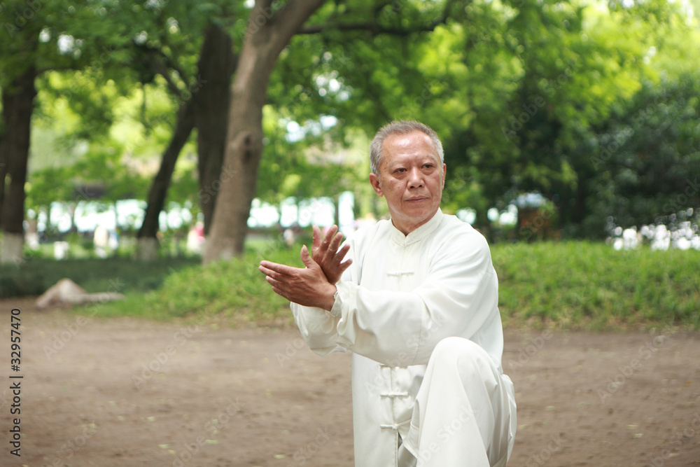 中国人在外面打太极