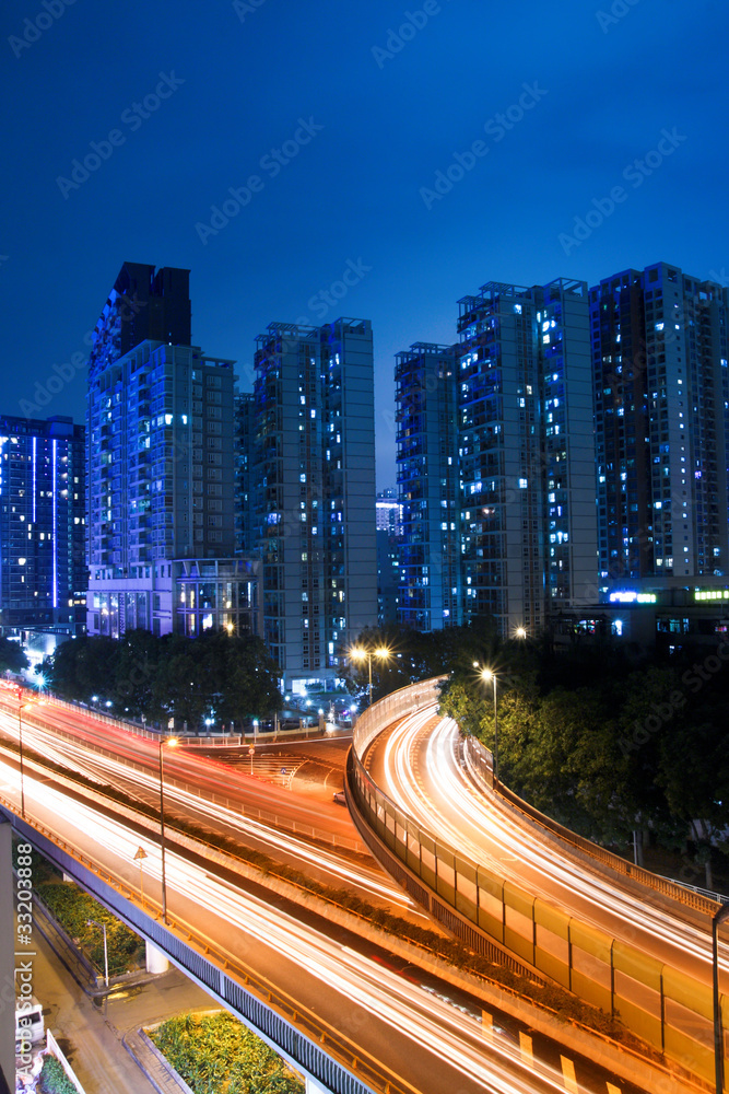 夜间高架桥上的灯光步道