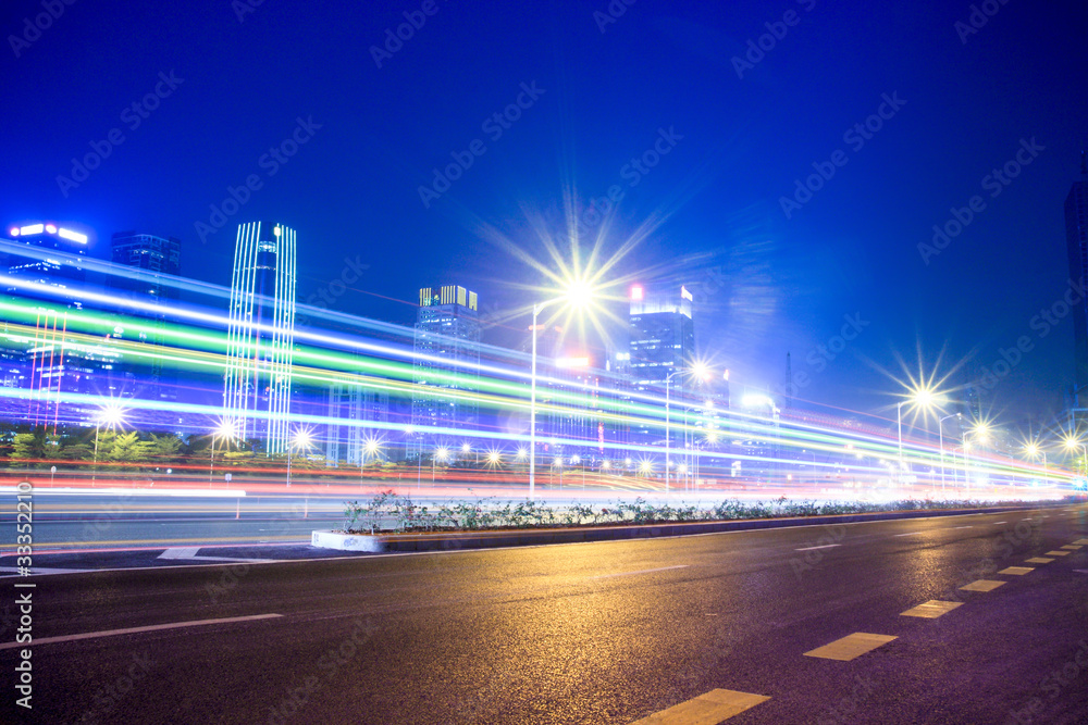 夜间城市景观和城市交通