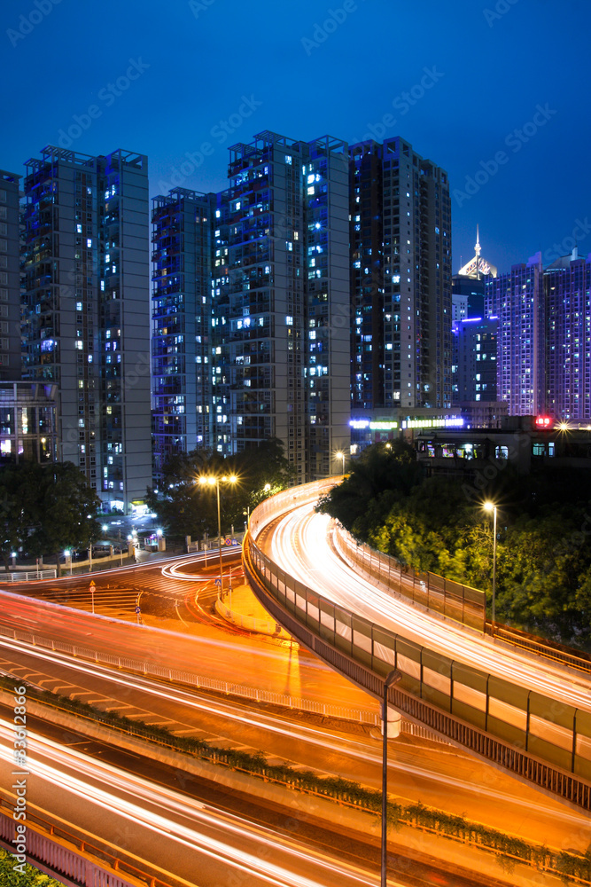 夜晚繁华城市高架桥上的灯光小径