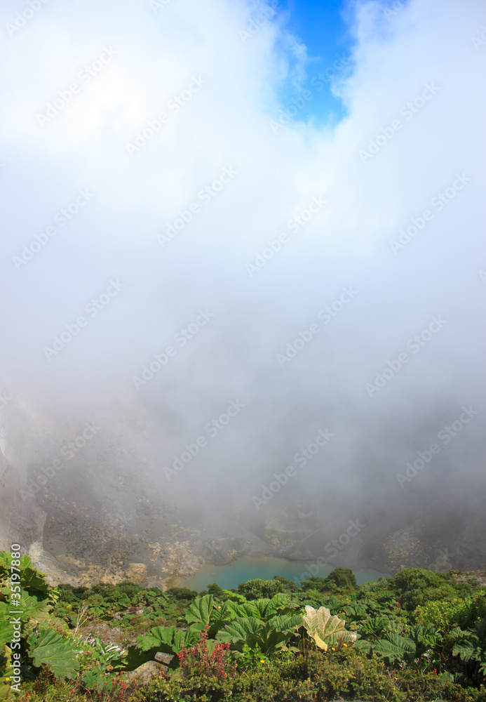 哥斯达黎加的Irazu火山，有酸性湖泊和云层