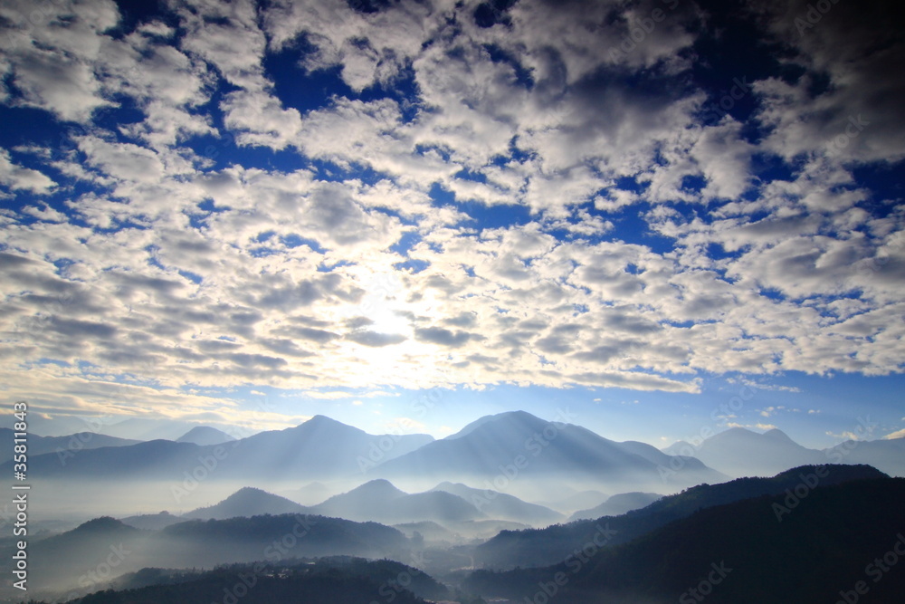 清晨的阳光与群山