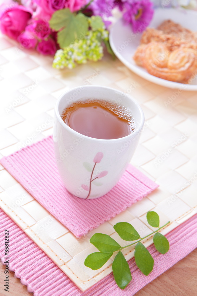 红茶配饼干、美丽的花朵和水滴