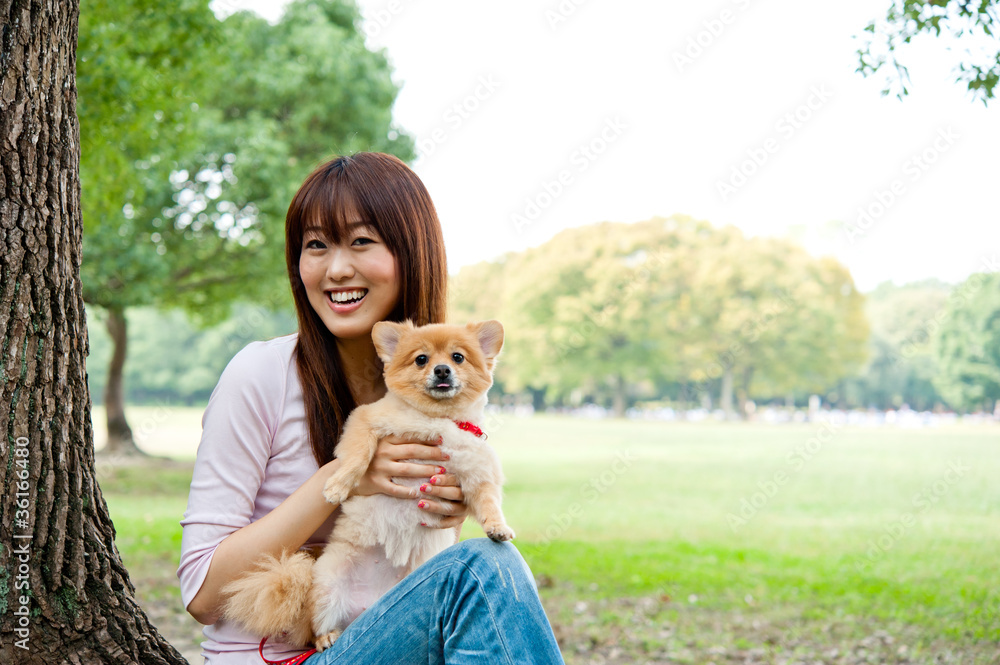 公园里有狗的迷人亚洲女人