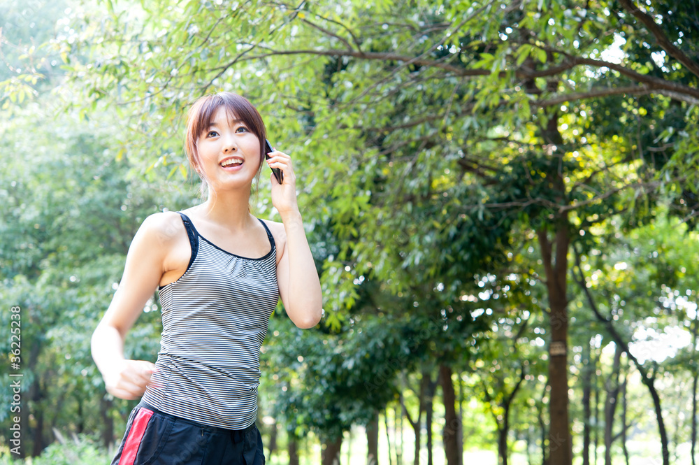 在公园里奔跑的亚洲美女