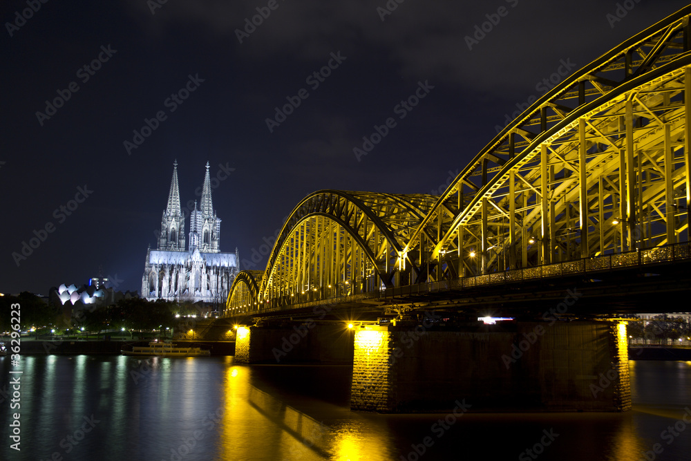 Hohenzollernbrücke in Köln bei Nacht