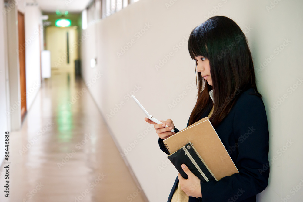 学校里的亚洲高中女生