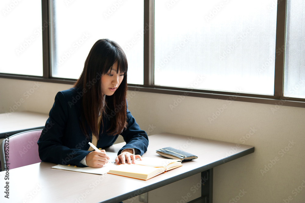 亚洲高中女生学习