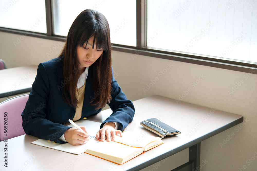 亚洲高中女生学习