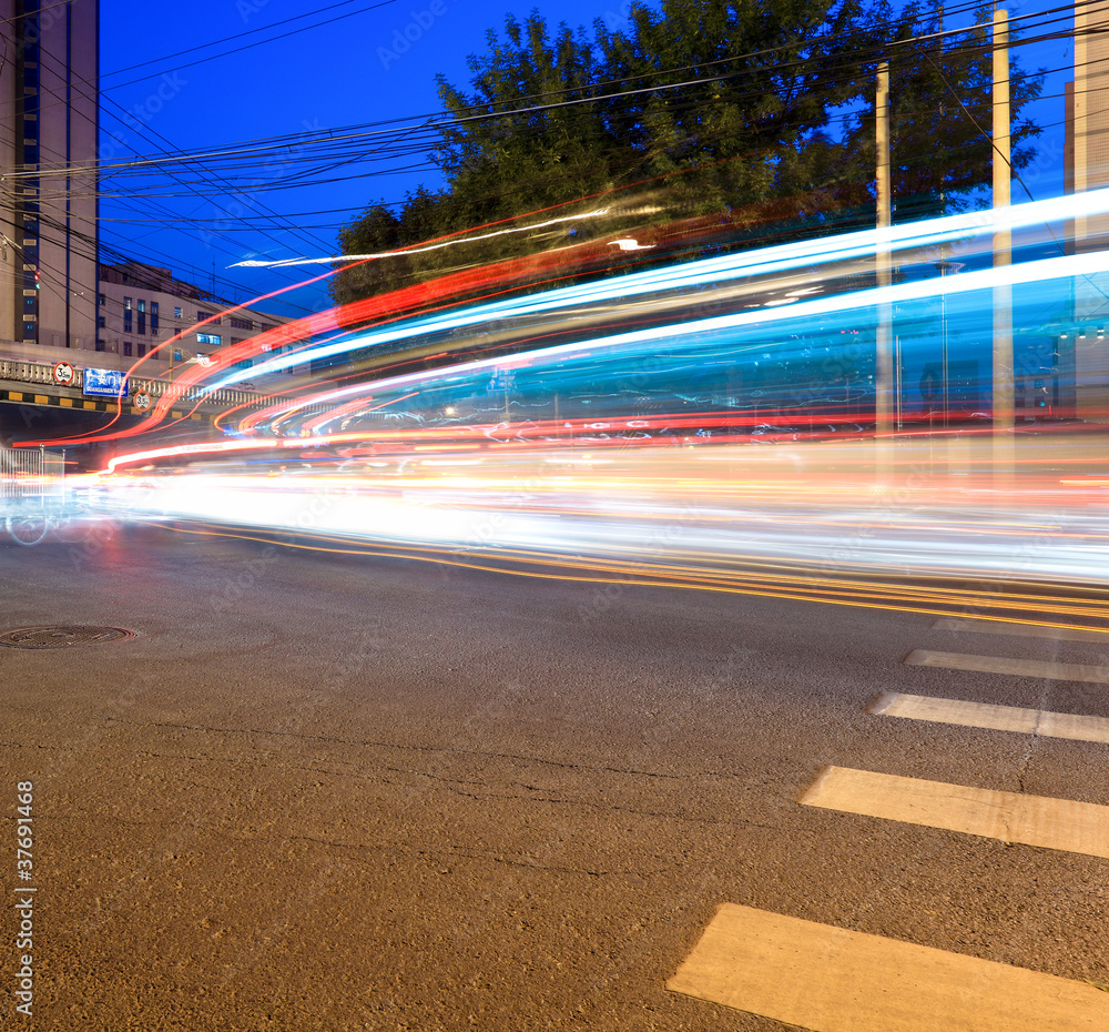 夜间街道上的灯道