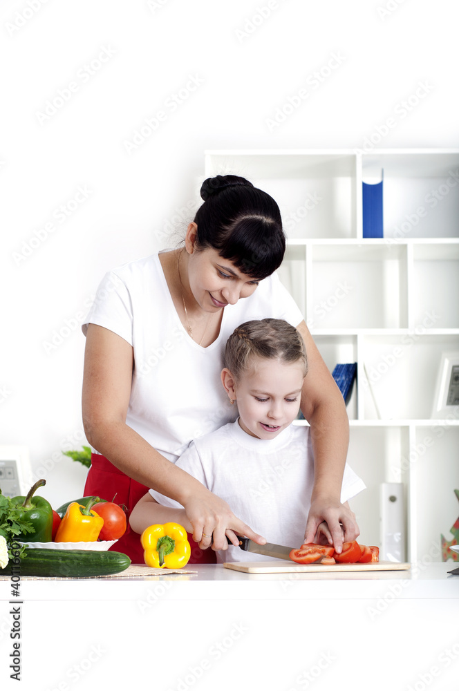 妈妈和女儿一起做饭