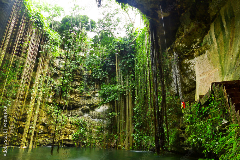 墨西哥奇琴伊察附近的Ik Kil Cenote