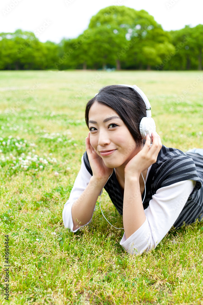 迷人的亚洲女人在公园放松