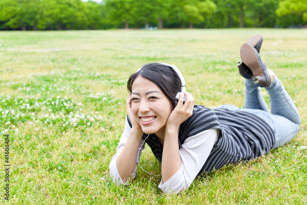 迷人的亚洲女人在公园放松