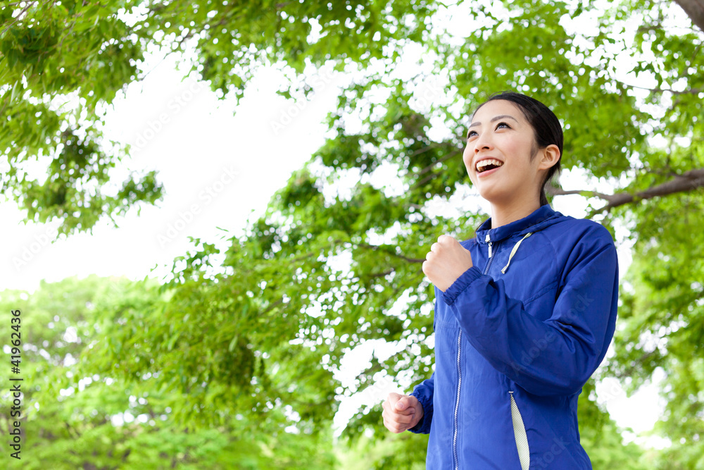 在公园里奔跑的亚洲年轻女子