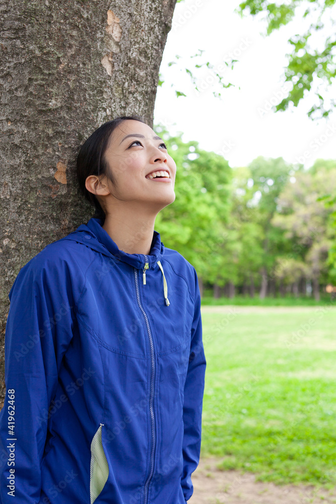 年轻的亚洲女人在公园里放松