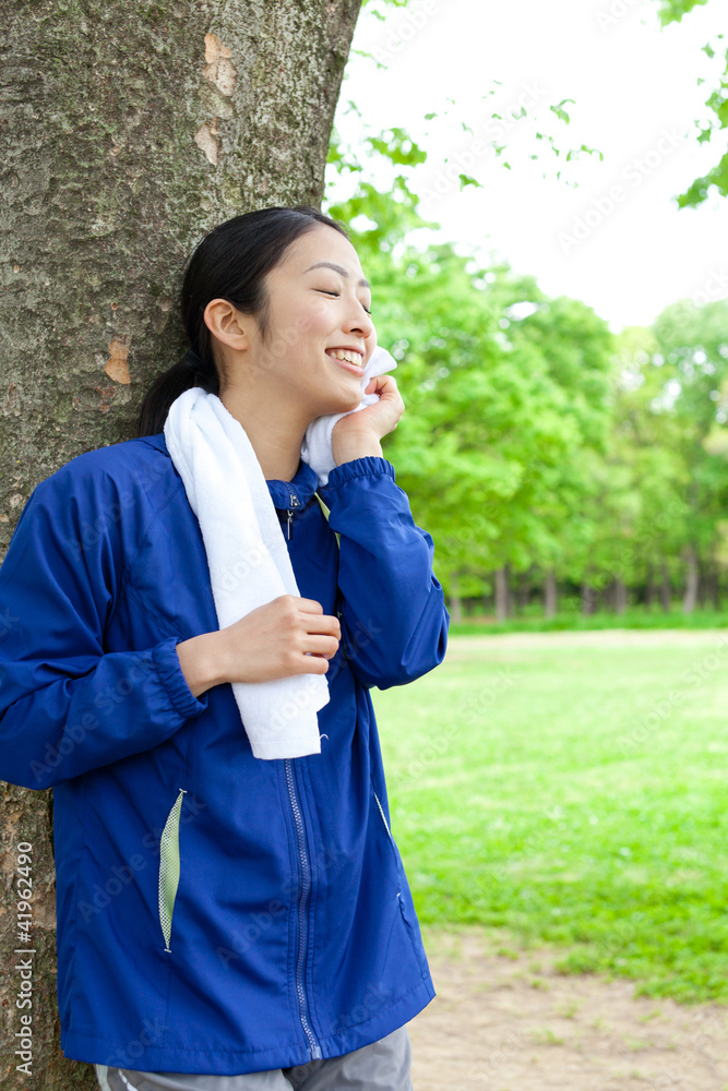 年轻的亚洲女人在公园里放松