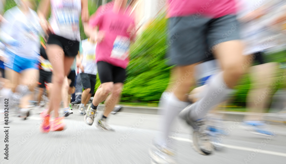 Viele Läufer beim Wettlauf, mit Zoom-Unschärfe