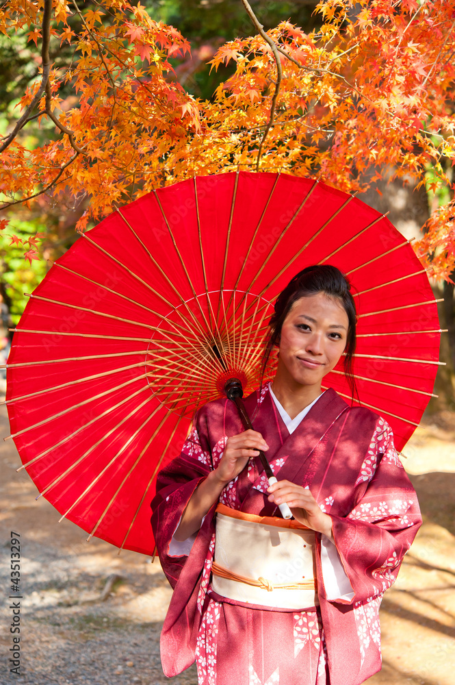 秋天的日本和服女人