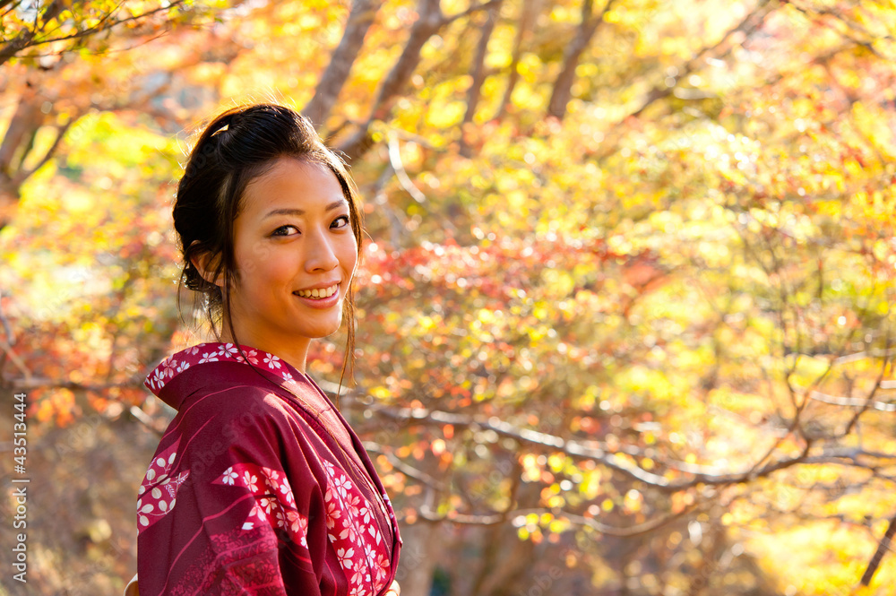 秋天的日本和服女人