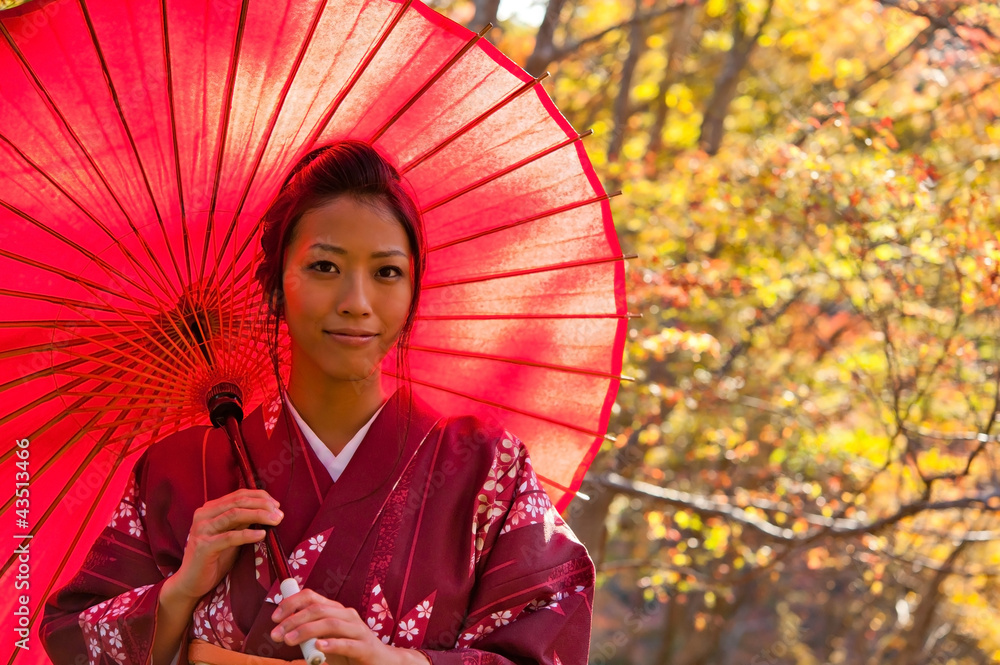 秋天的日本和服女人