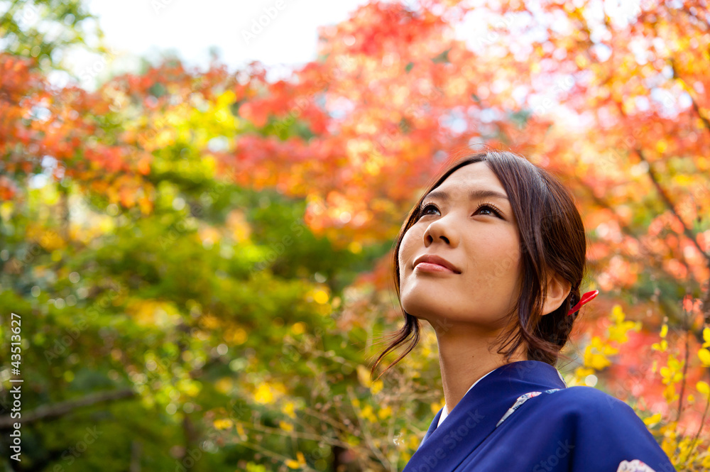 秋天的日本和服女人