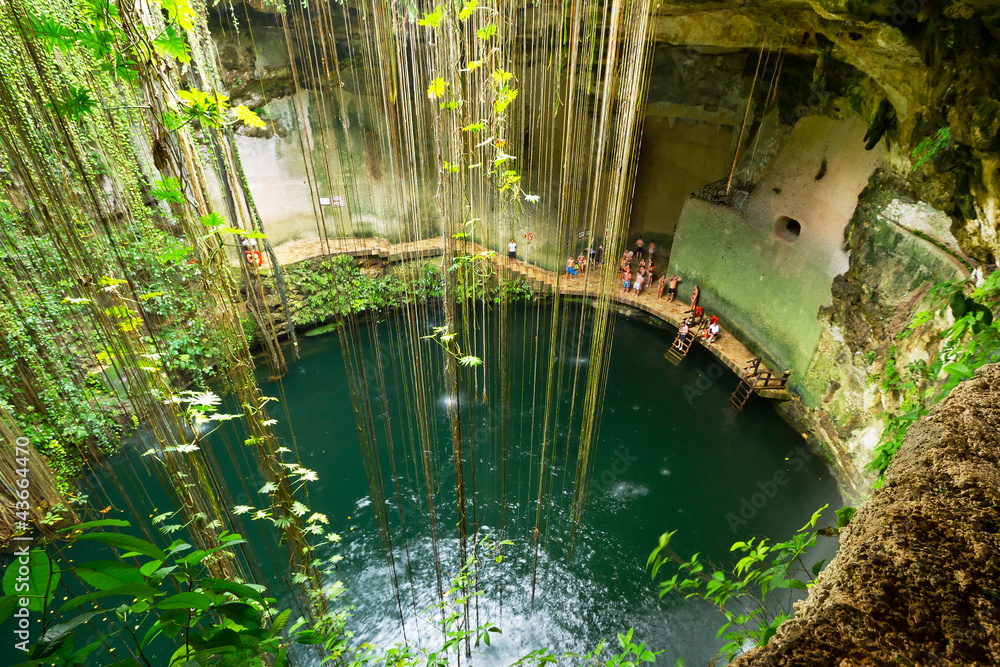 墨西哥奇琴伊察附近的Ik Kil Cenote