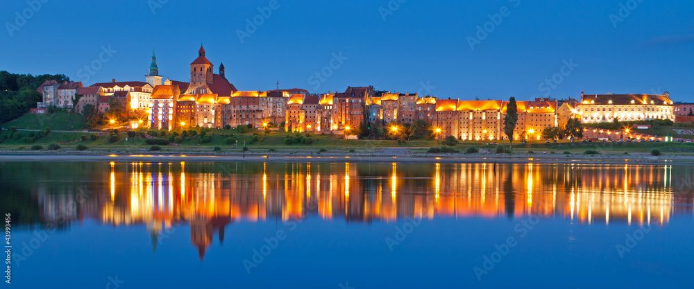 波兰维斯拉河Grudziadz夜间全景