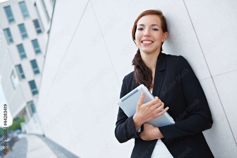 Businessfrau vor Büro mit Tablet Computer