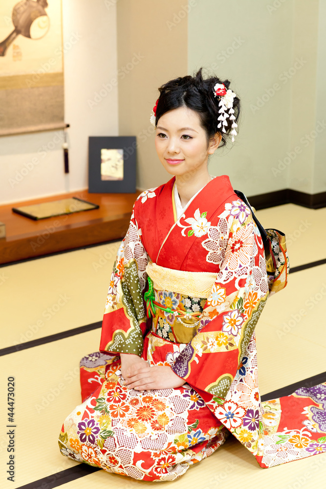 日本和服女人坐在房间里