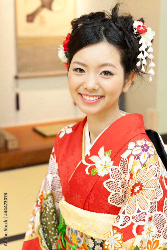 日本和服女人坐在房间里