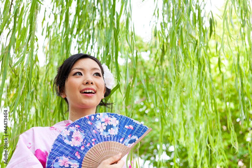 站在树下的日本和服女人