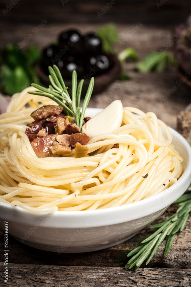 spaghetti with sause. Organic food