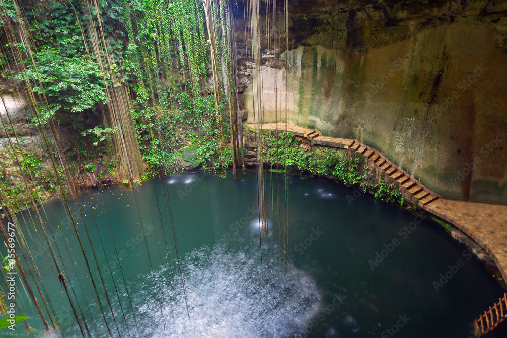 墨西哥奇琴伊察附近的Ik Kil Cenote