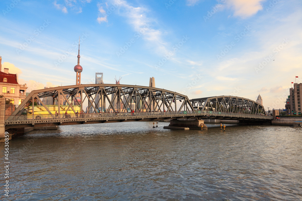 shanghai garden bridge in dusk