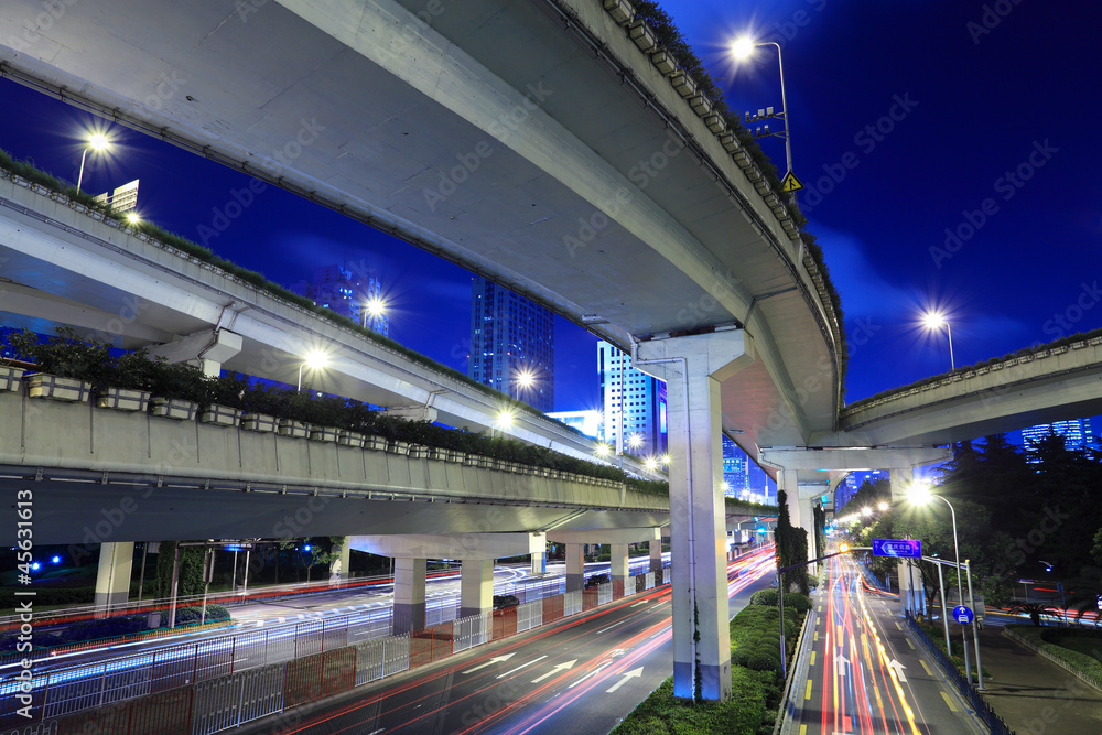 夜间高架桥交通