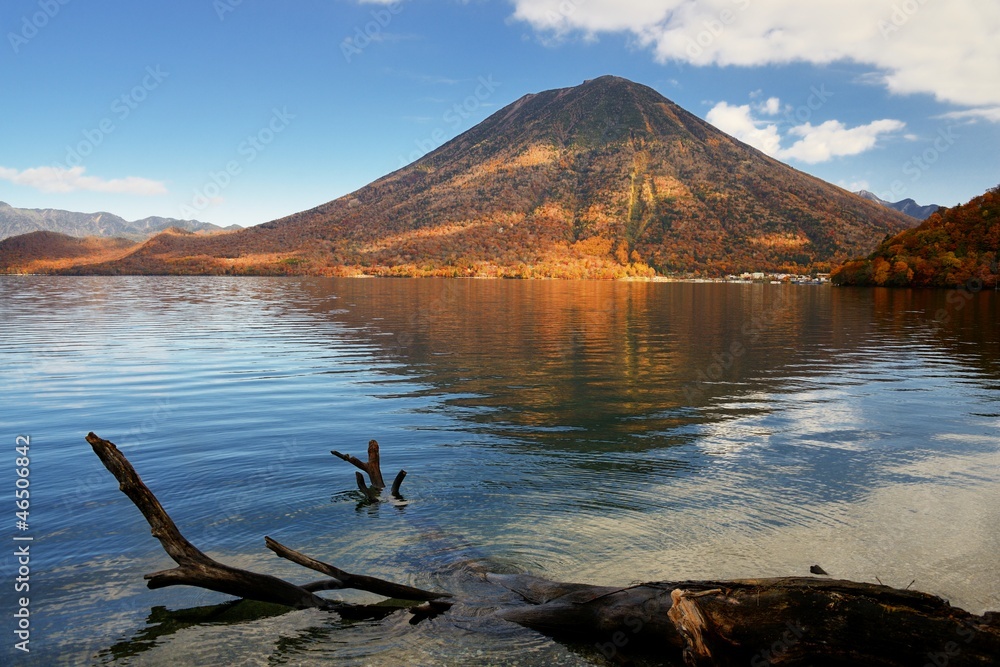 日本竹曾寺湖畔的南台山