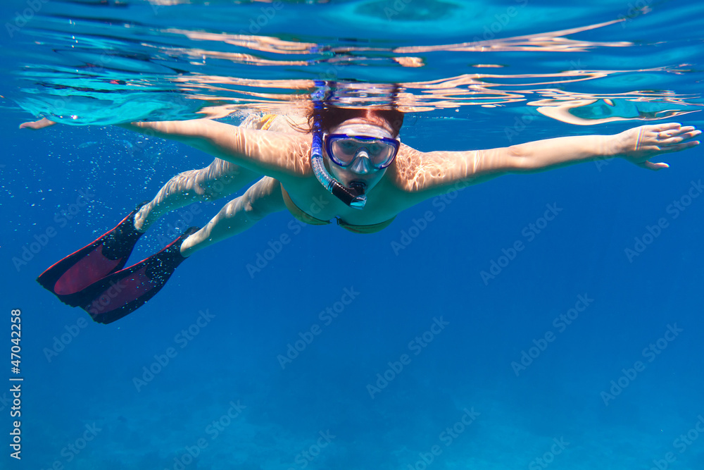 海上浮潜的年轻女性