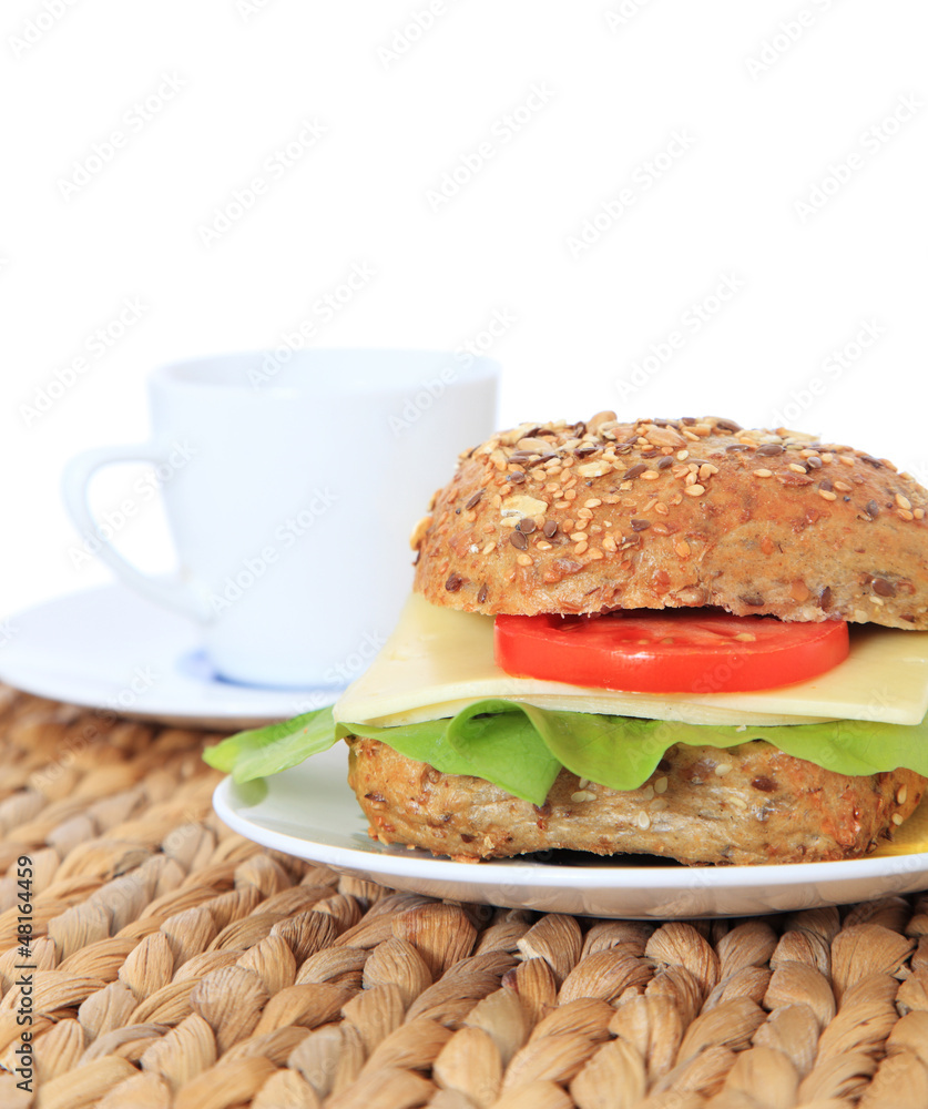 Belegtes Mehrkornbrötchen mit Käse