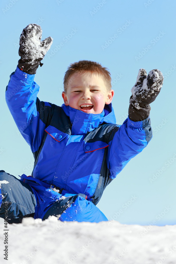 玩雪的男孩