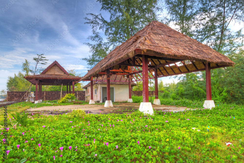 泰国海滩上的热带小屋