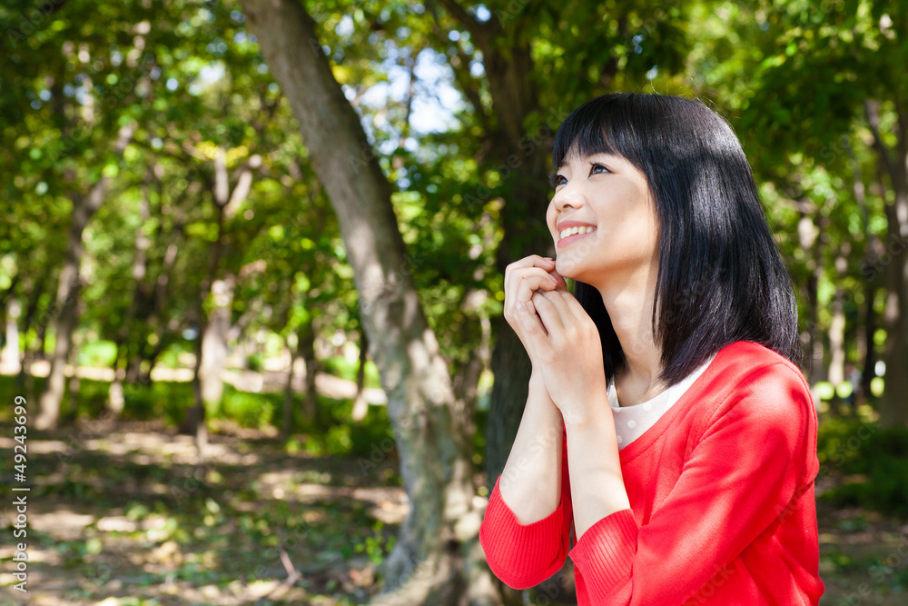 公园里活跃的亚洲女人