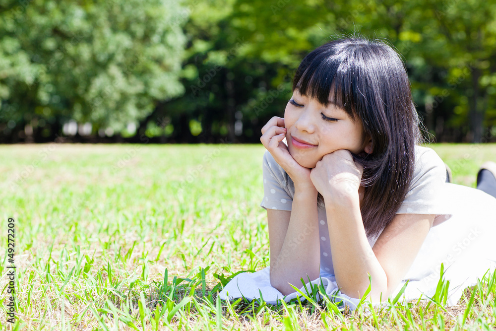 迷人的亚洲女人在公园放松