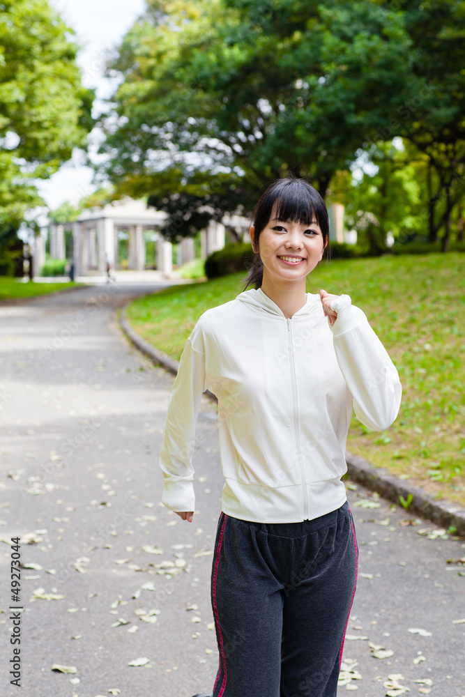 在公园慢跑的亚洲美女