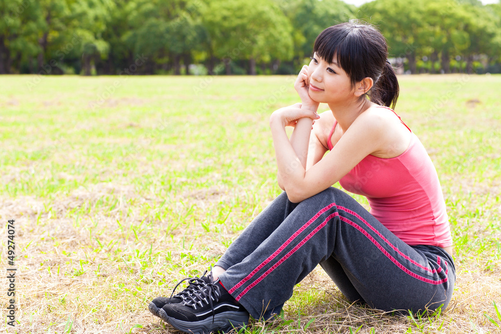 迷人的亚洲女人在公园放松